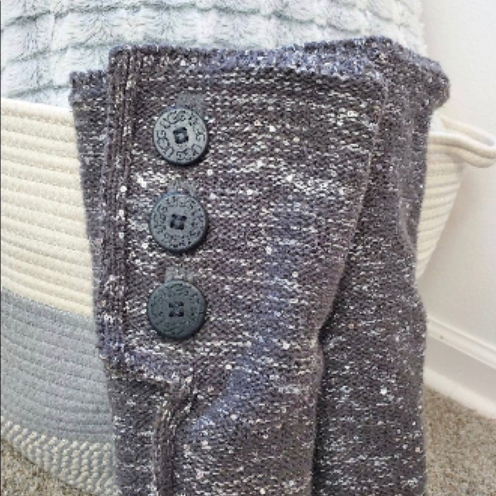 UGGS - Picture 4 of 6